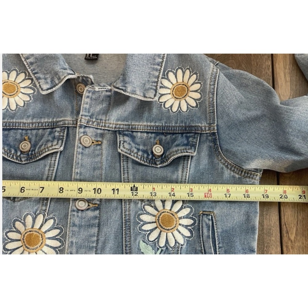 Women's Denim FOREVER 21 Trucker Jean Jacket Floral Embroidered Daisies Medium - Picture 4 of 9